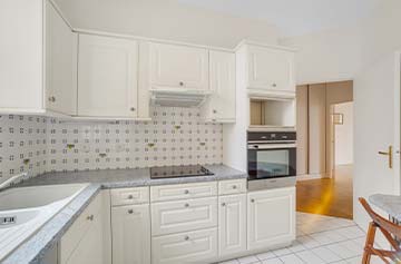 Paris, 15ème – ALLERAY PROCESSON un bel appartement de trois pièces de 65,60 m² Carrez, situé au 2ème étage avec ascenseur d’un immeuble ancien.